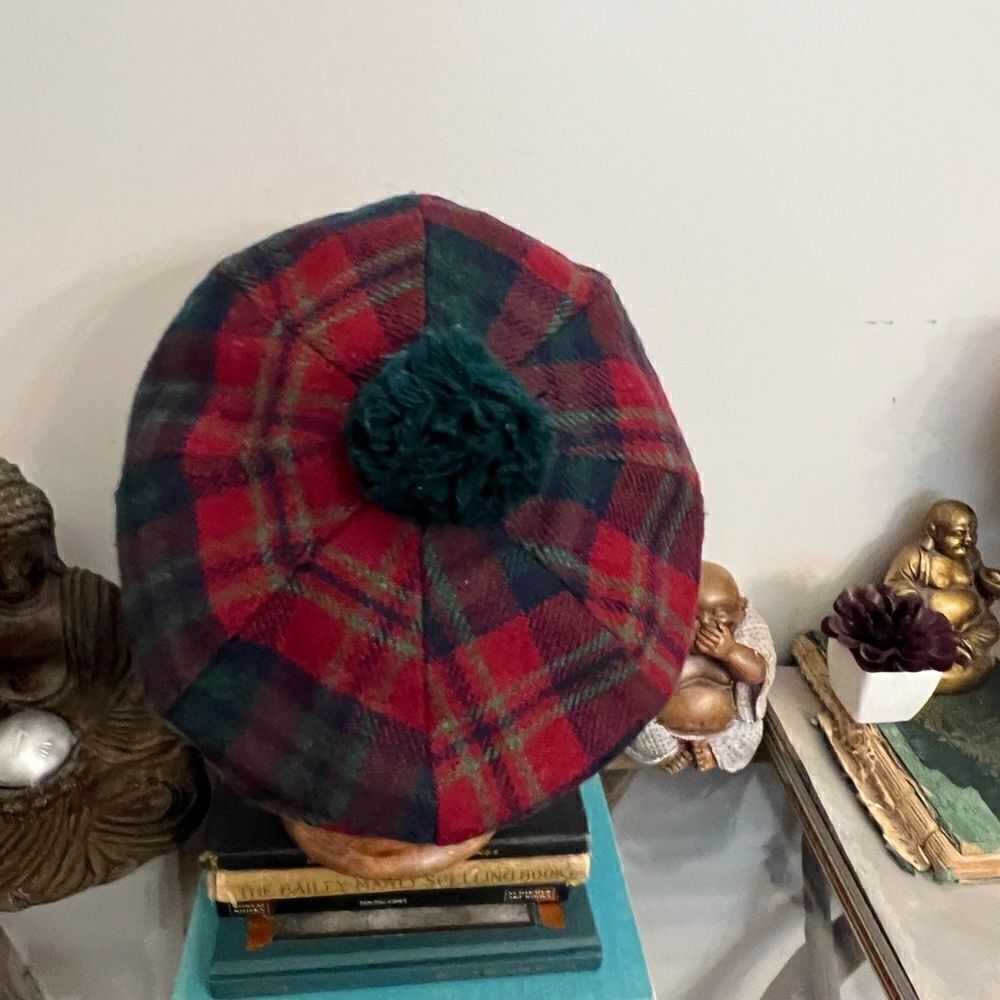 Men’s vintage Shandon Of Ireland wool plaid newsboy cam w Pom Pom. Size 7 3/8